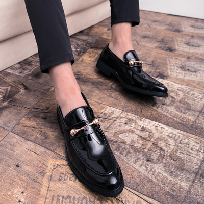 Elegáns lakkbőr férfi cipő fém díszítéssel