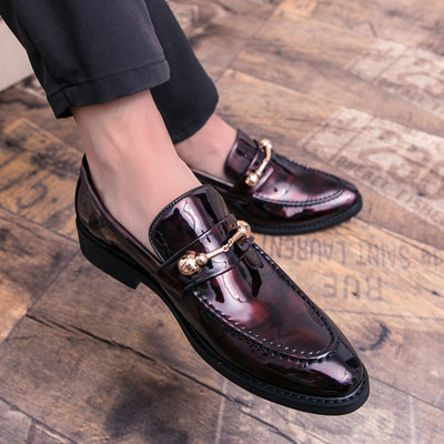 Elegáns lakkbőr férfi cipő fém díszítéssel