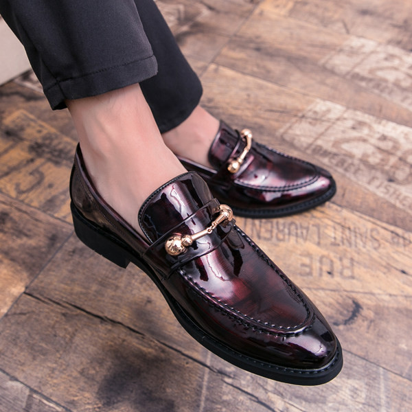Elegáns lakkbőr férfi cipő fém díszítéssel