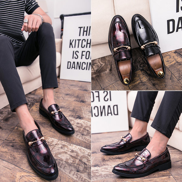 Elegáns lakkbőr férfi cipő fém díszítéssel