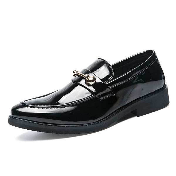 Elegáns lakkbőr férfi cipő fém díszítéssel