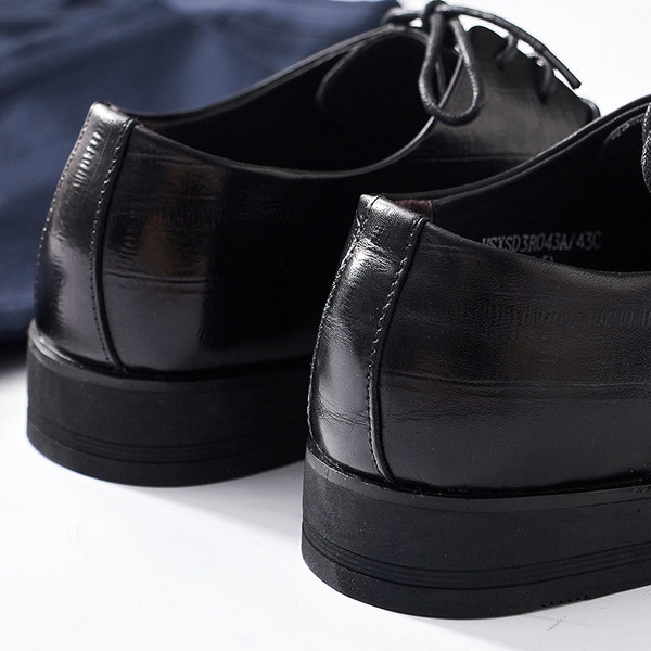 Ανδρικά επίσημα παπούτσια μυτερά μοντέλα σε μαύρο χρώμα