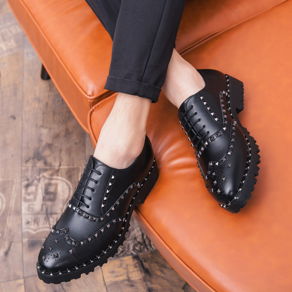 Meeste pidulikud kingad ökonahast, metallist neetide ja paeltega