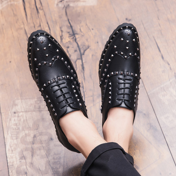 Meeste pidulikud kingad ökonahast, metallist neetide ja paeltega