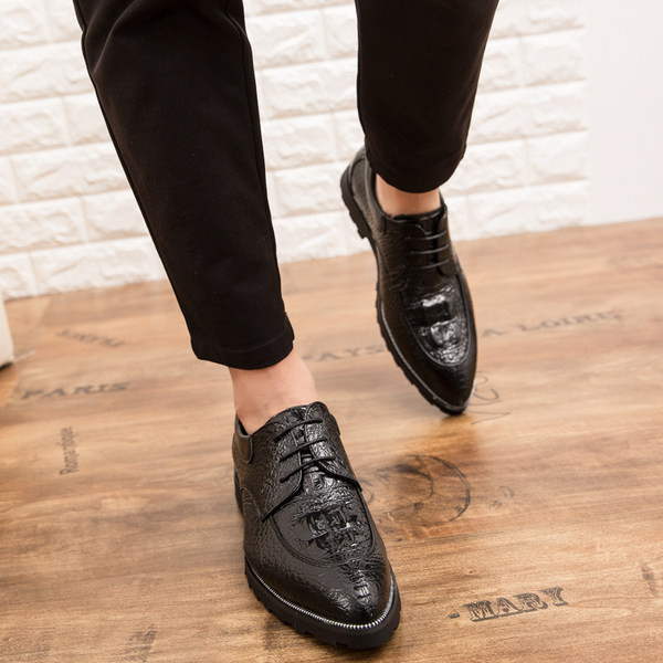 Férfi cipő hegyes modell műbőrből, fűzős