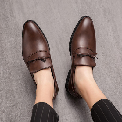 Elegants vīriešu apavu smails modelis ar mežģīnēm