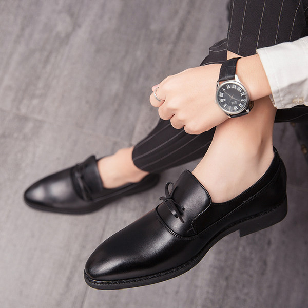 Elegants vīriešu apavu smails modelis ar mežģīnēm