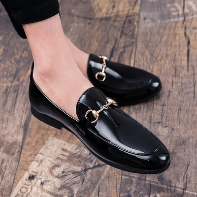 Elegantsed metallelemendiga lakknahast kingad