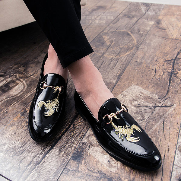 Elegantsed metallelemendiga lakknahast kingad