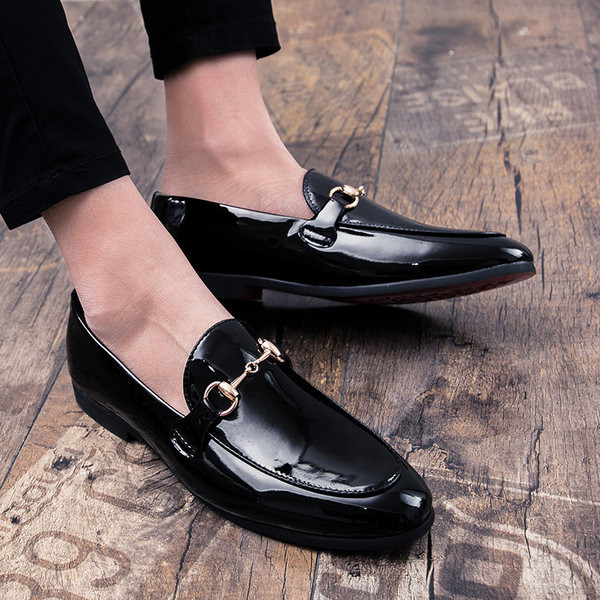 Elegantsed metallelemendiga lakknahast kingad