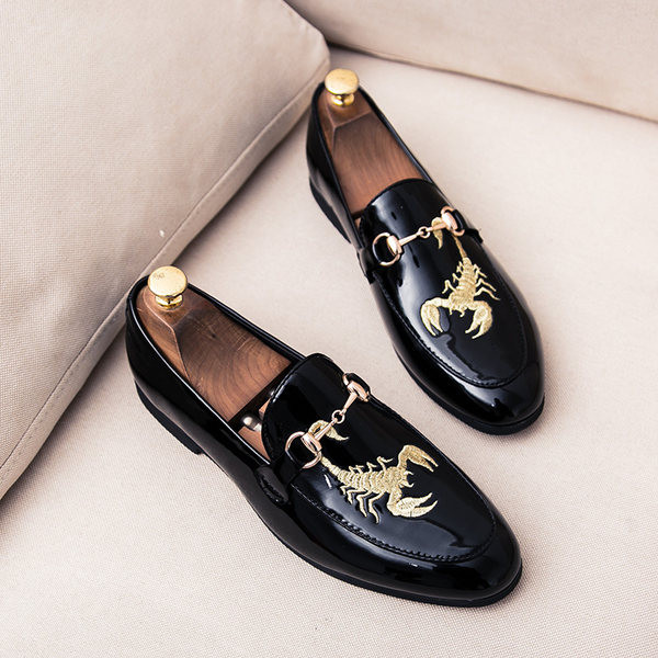 Elegantsed metallelemendiga lakknahast kingad