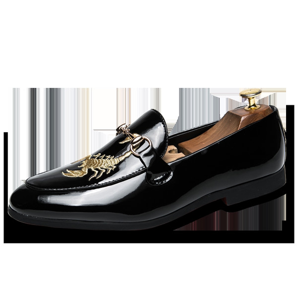 Elegantsed metallelemendiga lakknahast kingad