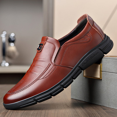 Meeste metallkaunistustega nahast kingad