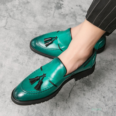 Moodsad tutidega meeste kunstnahast kingad