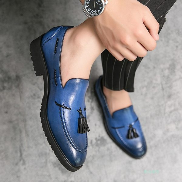 Moodsad tutidega meeste kunstnahast kingad