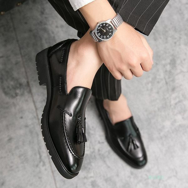 Moodsad tutidega meeste kunstnahast kingad