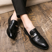 Elegantsed teravatipulised metallelemendiga kunstnahast kingad