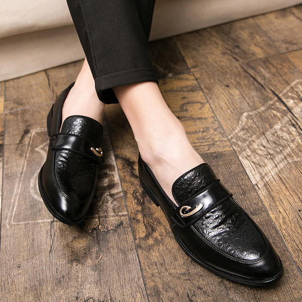 Elegantsed teravatipulised metallelemendiga kunstnahast kingad