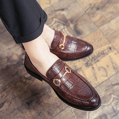 Elegantsed metallelemendiga krokodillinaha imitatsioonist kingad