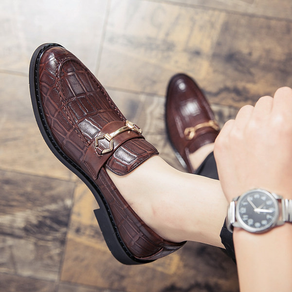 Elegantsed metallelemendiga krokodillinaha imitatsioonist kingad