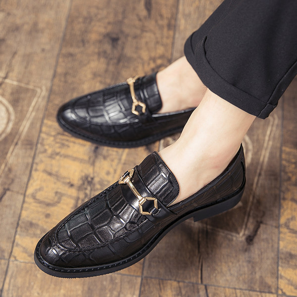 Elegantsed metallelemendiga krokodillinaha imitatsioonist kingad