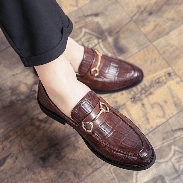 Elegantsed metallelemendiga krokodillinaha imitatsioonist kingad