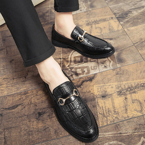 Elegantsed metallelemendiga krokodillinaha imitatsioonist kingad