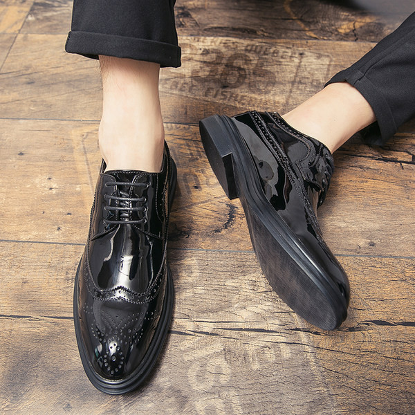 Meeste pidulikud lakknahast kingad paeltega terava otsaga mudel