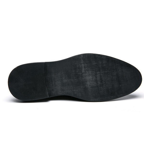 Meeste pidulikud lakknahast kingad paeltega terava otsaga mudel