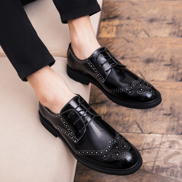 Meeste nahkkingad terava otsaga paeltega mudel