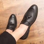 Elegáns férfi cipő hegyes modell, bojttal