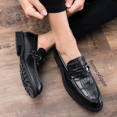 Elegáns férfi cipő hegyes modell, bojttal