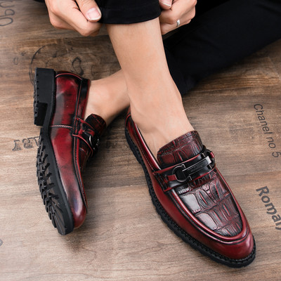 Elegáns férfi cipő hegyes modell, bojttal