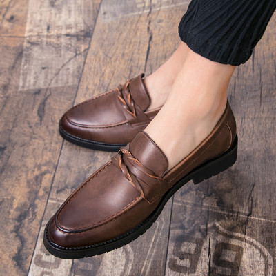 Elegáns férfi cipő hegyes modell, bojttal