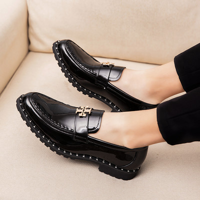 Elegáns férfi cipő hegyes modell, bojttal