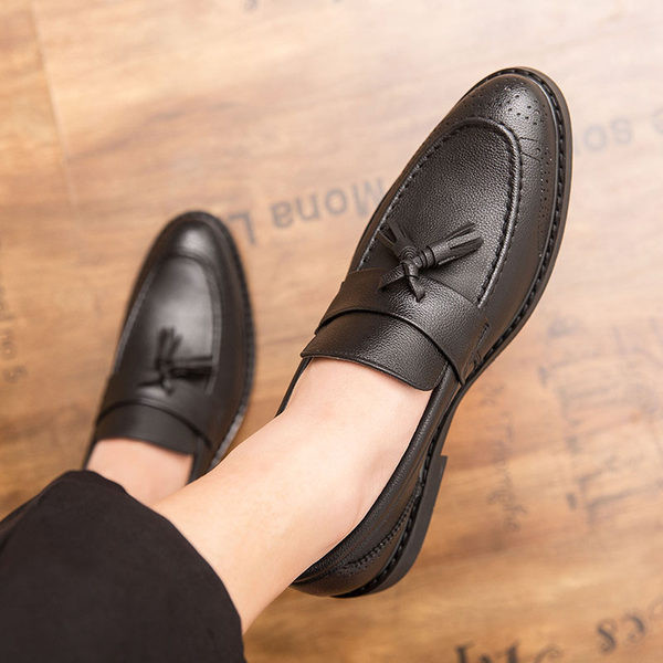 Elegáns férfi cipő hegyes modell, bojttal