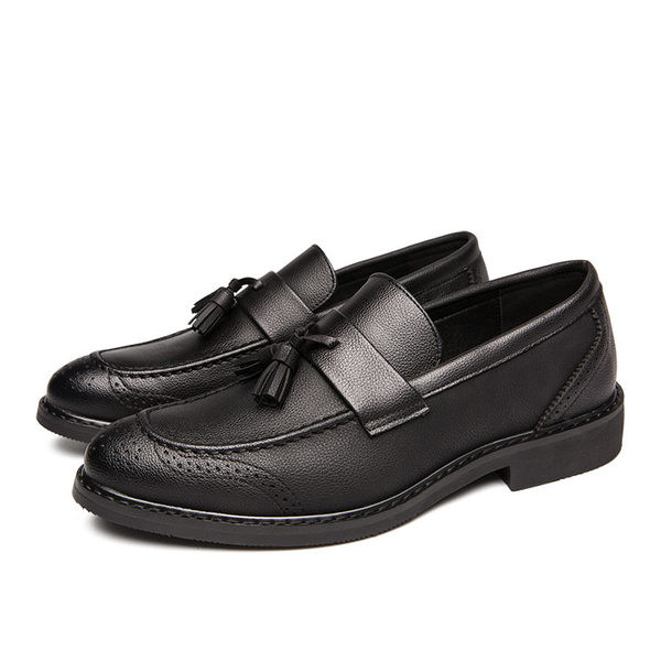 Elegáns férfi cipő hegyes modell, bojttal