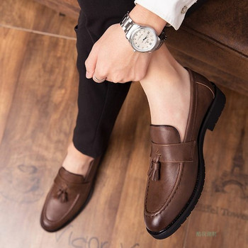 Модерни кожени обувки с пискюли в черен и кафяв цвят