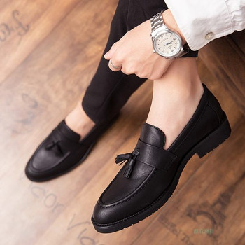 Модерни кожени обувки с пискюли в черен и кафяв цвят
