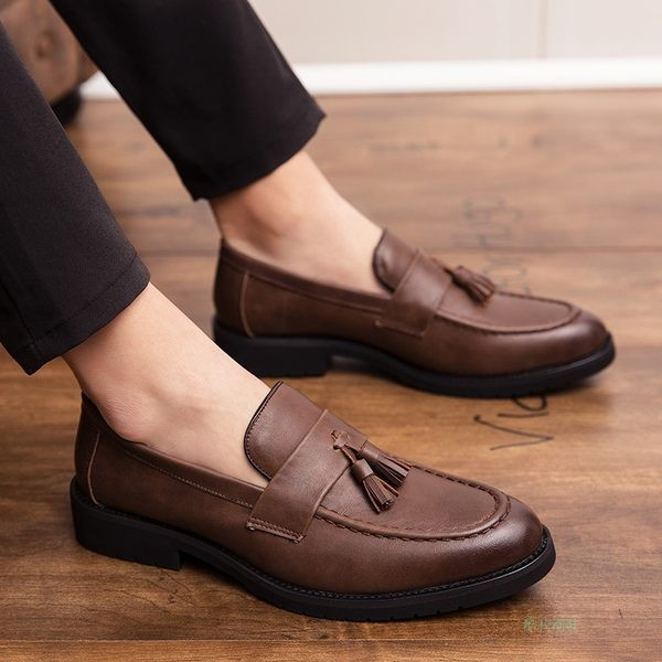 Modern bőrcipő fekete és barna bojtokkal