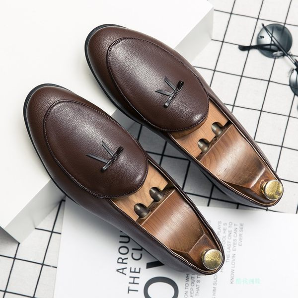 Uus metallkaunistustega nahast pidulike kingade mudel