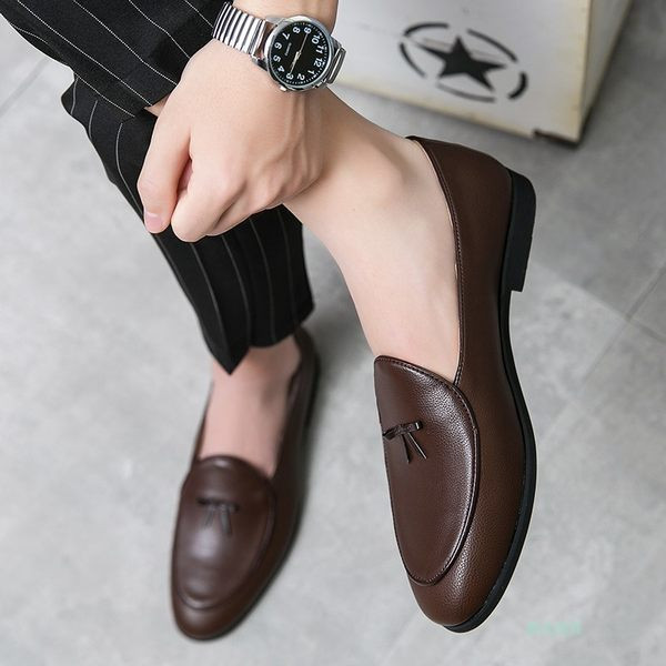 Uus metallkaunistustega nahast pidulike kingade mudel