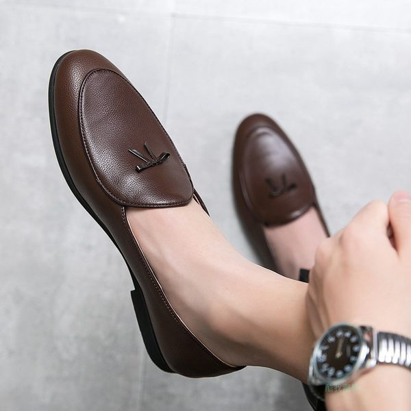 Uus metallkaunistustega nahast pidulike kingade mudel