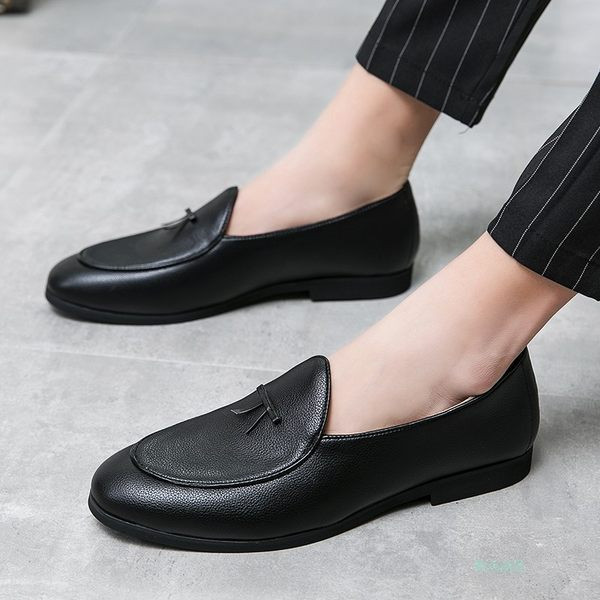 Uus metallkaunistustega nahast pidulike kingade mudel