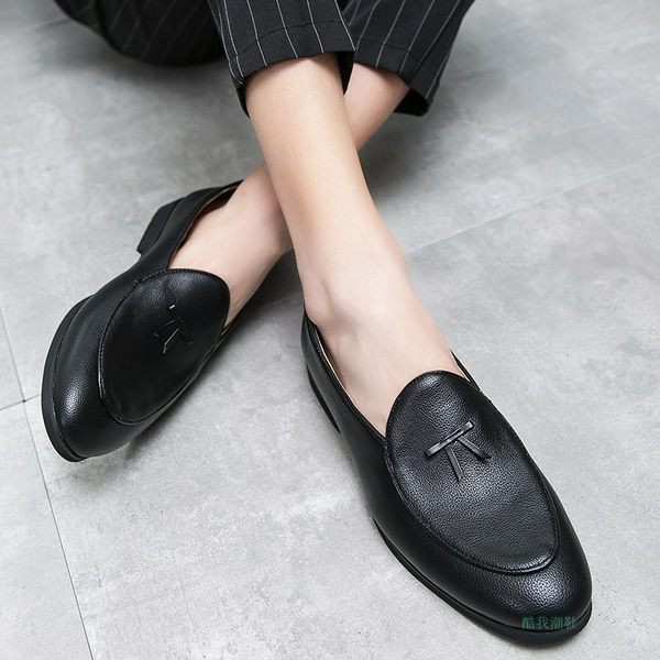 Uus metallkaunistustega nahast pidulike kingade mudel