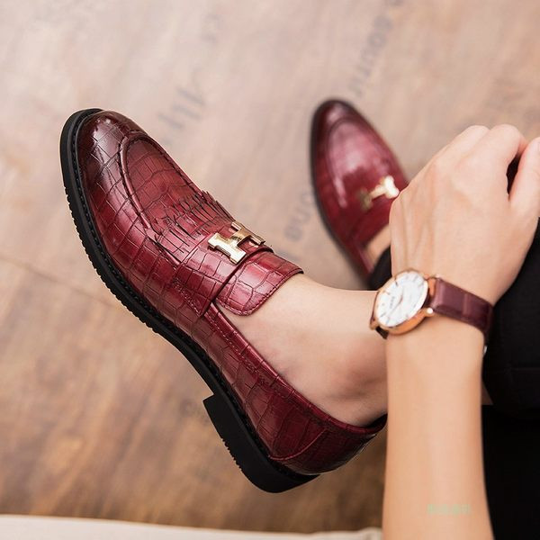 Modern férfi hegyes cipő fém díszítéssel, három színben