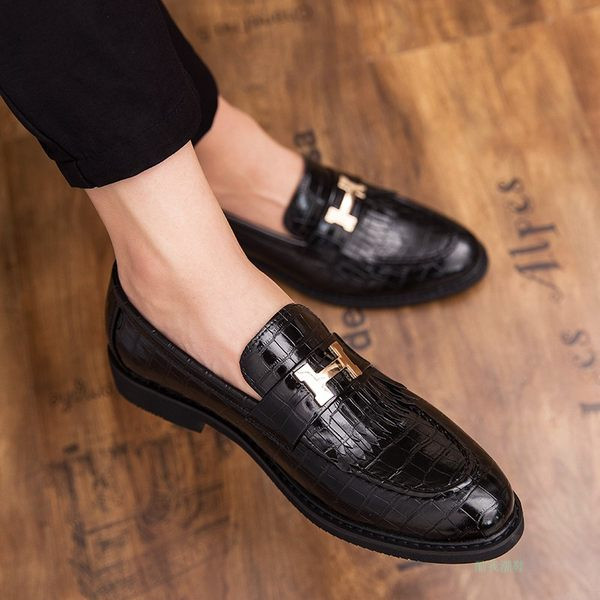 Modern férfi hegyes cipő fém díszítéssel, három színben