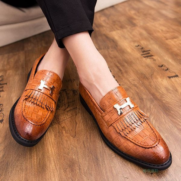 Modern férfi hegyes cipő fém díszítéssel, három színben