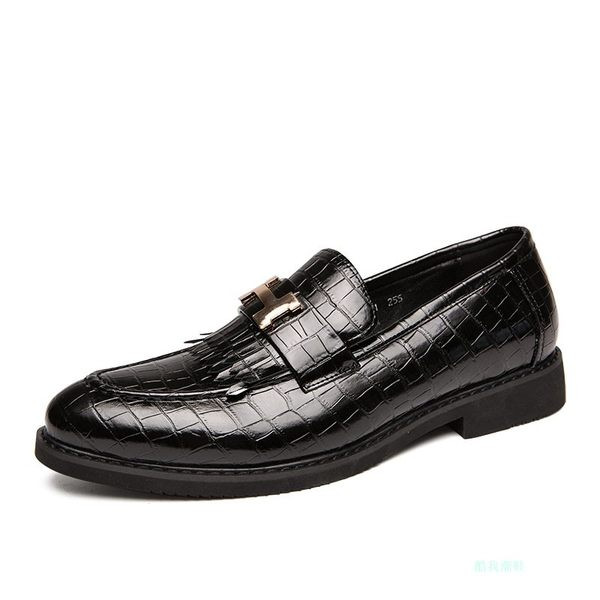 Modern férfi hegyes cipő fém díszítéssel, három színben