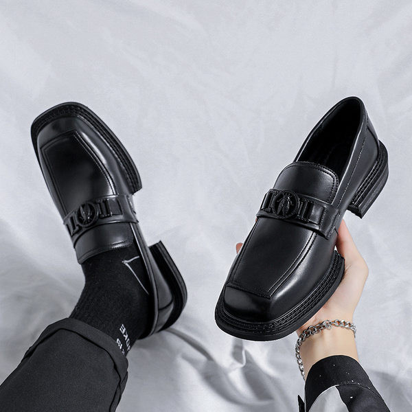 Uus metallkaunistustega nahkjalatsite mudel